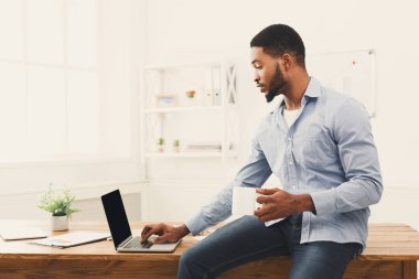 Sürpriz balck işadamı laptop arıyorum