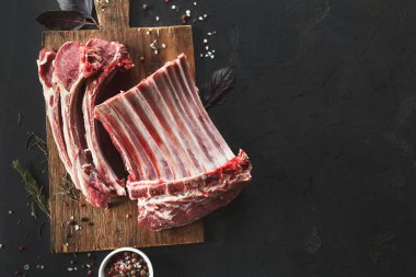 RAW kuzu raf ahşap tahta kesmek.