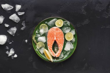 Koyu arka plan üzerinde buz ile taze somon