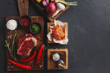 Ahşap masa, tatlı baharatlar ile kaburga eti