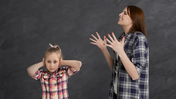 Разъяренная мать спорит со своей маленькой девочкой — стоковое фото