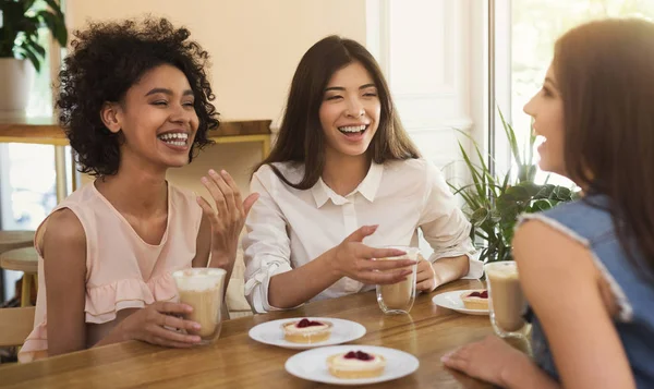 Gelukkig meisjes bijeen in café voor kopje koffie — Stockfoto