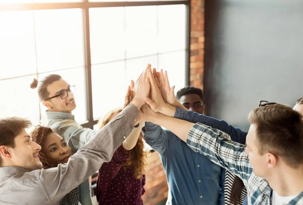 Équipe de collègues unis debout avec les mains ensemble — Photo