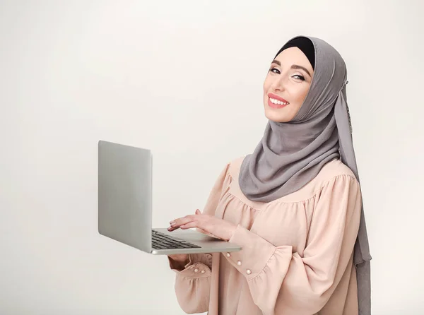 Wanita Saudi menggunakan laptop di latar belakang studio — Stok Foto