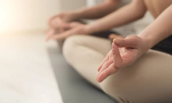 Young couple meditating together in studio — Stock Photo, Image