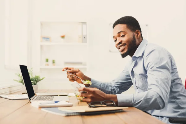 Zakenvrouw denken over succesvolle strategie — Stockfoto