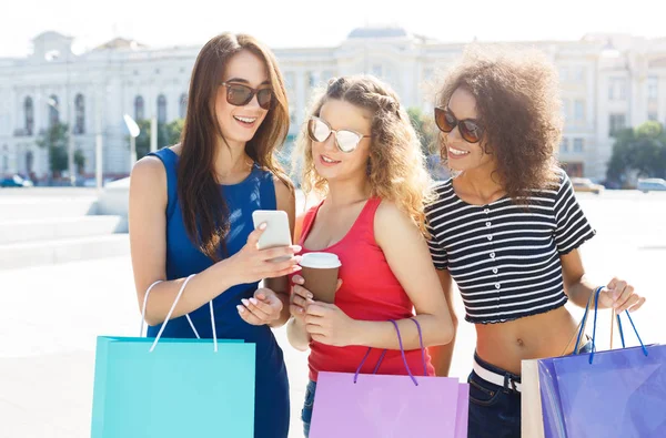 Amigas sorprendidas con smartphone al aire libre — Foto de Stock