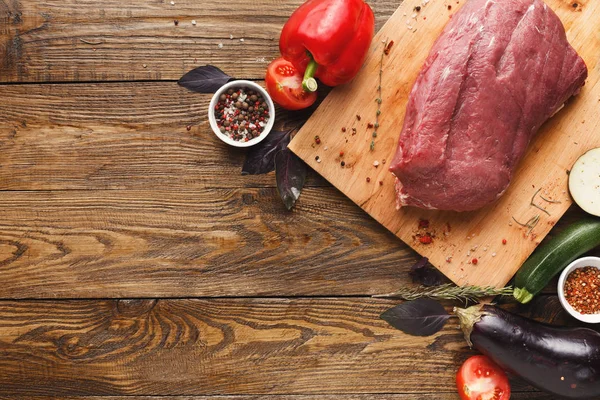 Filete de ternera crudo mignon filetes en tablero de madera — Foto de Stock