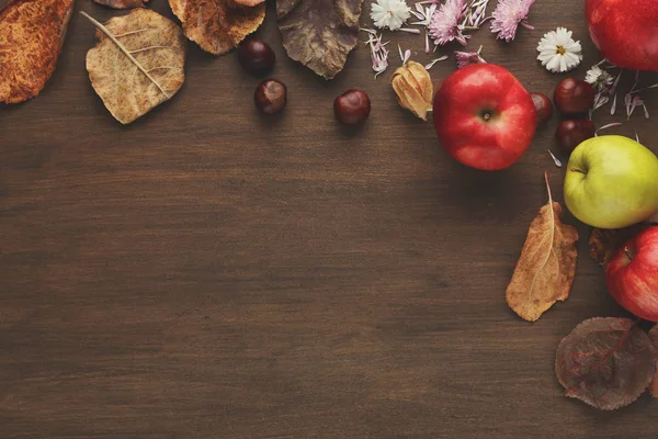 Herbstbordüre aus Äpfeln und Blättern auf Holztisch — Stockfoto