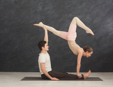 Genç çift acroyoga mat birlikte pratik