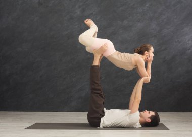 Genç çift acroyoga mat birlikte pratik