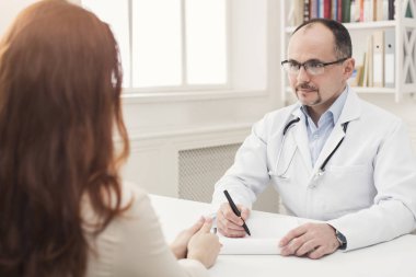 Hasta ve doktor notlar alarak closeup