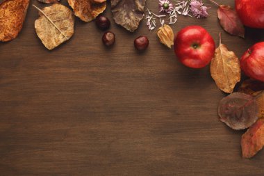 Elma ve ahşap masa yapraklarda Vintage sonbahar sınır