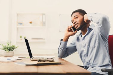 Cep telefonu üzerinde konuşurken genç siyah işadamı