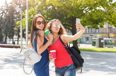 Mutlu kız açık havada parkta smartphone ile