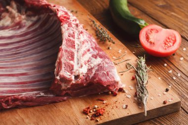 Ham ahşap tahta üzerinde kuzu raf