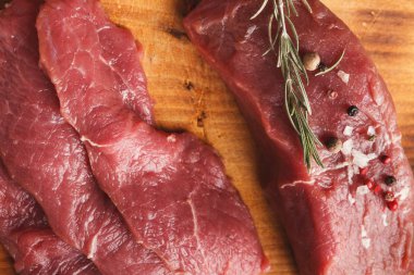 Ham sığır fileto biftek ahşap tahta üzerinde