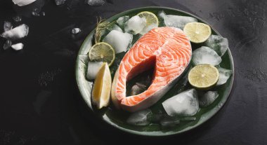 Koyu arka plan üzerinde buz ile taze somon