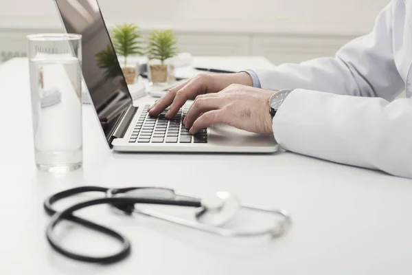Close-up van dokter handen op laptop toetsenbord — Stockfoto