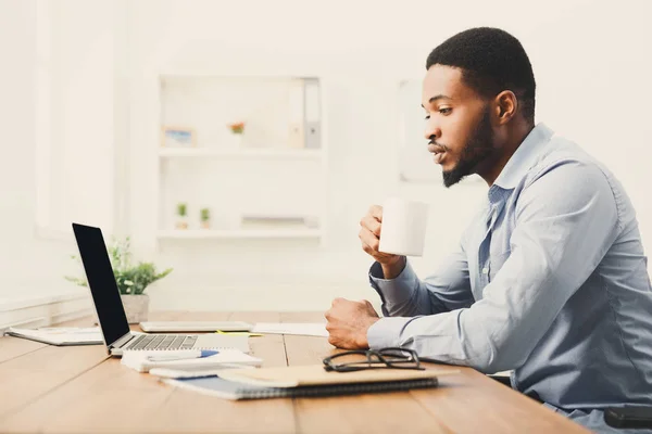 Joven hombre de negocios negro hablando por teléfono móvil — Foto de Stock