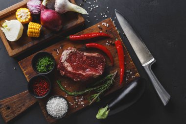 Ahşap masa, tatlı baharatlar ile kaburga eti