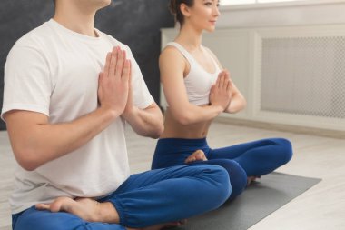 Genç çift padmasana içinde oturan yoga uygulamak