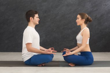 Genç çift birlikte yüz yüze meditasyon
