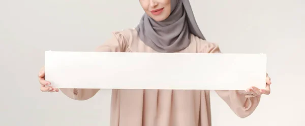 Femme islamique avec tableau blanc sur blanc — Photo