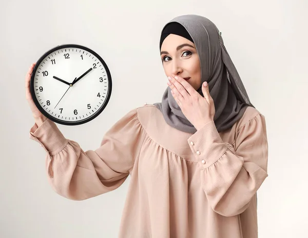 Wanita Islam dengan jam, potret studio — Stok Foto