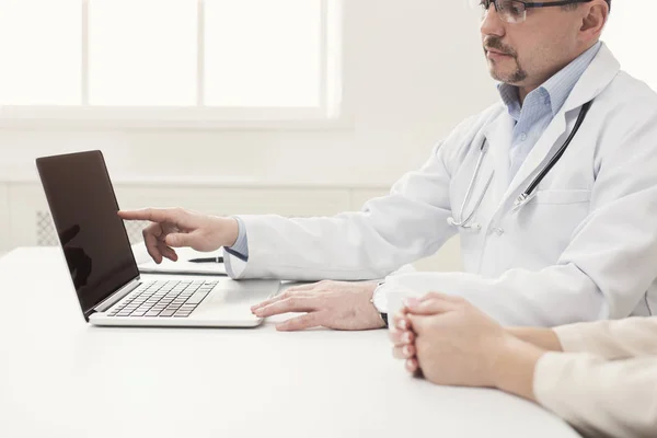 Nahaufnahme von Arzt und Patient am Schreibtisch — Stockfoto