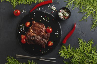 Mazı (bitki), üstten görünüm ile karanlık plaka üzerinde kaburga eti