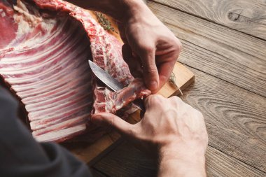 Şef kesme rack kuzu ahşap üzerinde kurulu ben