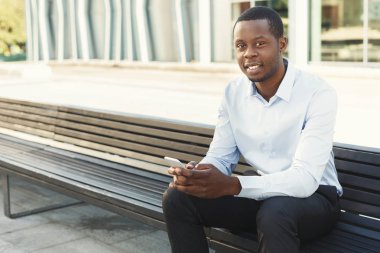 Açık havada smart casual ware'siyah iş adamıdır
