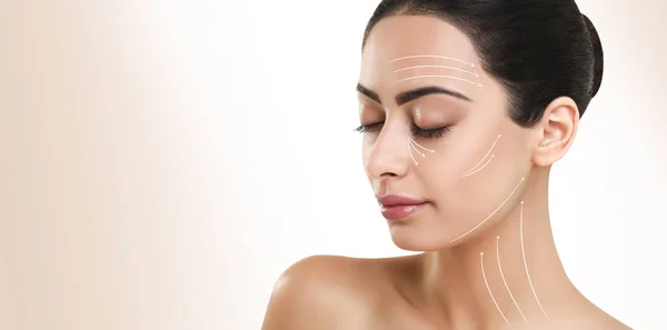 Linhas de massagem facial no rosto perfeito das mulheres — Fotografia de Stock