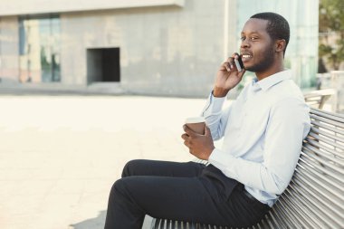 Açık havada smart casual ware'siyah iş adamıdır