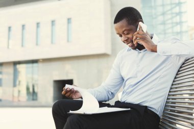 Afrika kökenli Amerikalı işadamı açık havada belgelerle çalışma