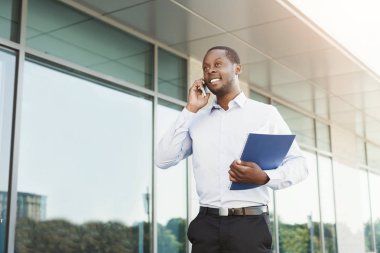 Smart casual ware açık havada meşgul siyah işadamı