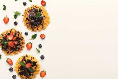 Waffle ile meyve, kahvaltı arka plan üstten görünüm