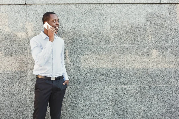 Портрет впевненого молодого чорного бізнесмена, що розмовляє по камері — стокове фото