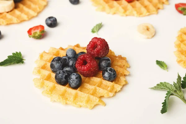 带水果的圆形华夫饼, 健康的早餐背景 — 图库照片