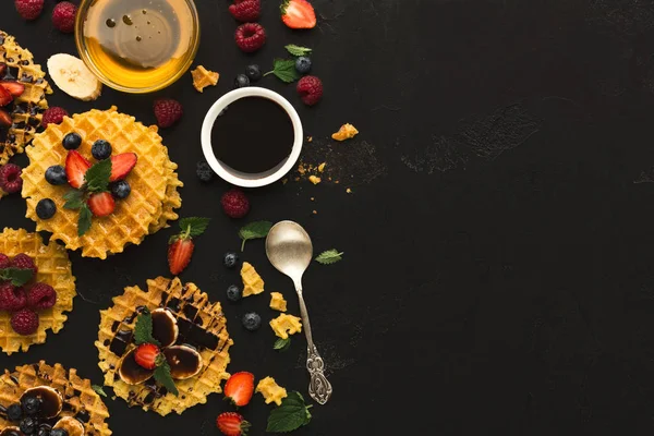 Wafels met fruit, Ontbijt achtergrond bovenaanzicht op zwart — Stockfoto