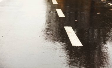 Yağmur sonrası ıslak koyu gri asfalt yol arka plan