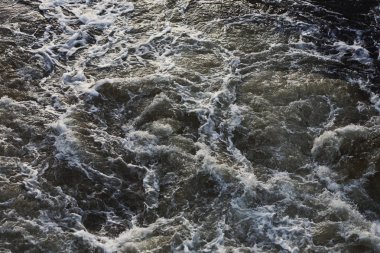 Dalgalar ve dağ nehir su fırtınası, köpük