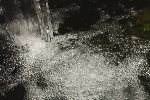 A queda de água fechou. Pequena cachoeira na floresta — Fotografia de Stock