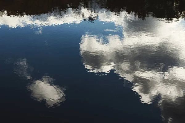 Reflection of cloudy slky in lake water — Stock Photo, Image
