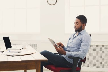Genç siyah işadamı tablet ile çalışma