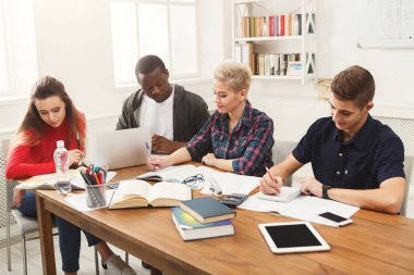 Grup çeşitli öğrenci ahşap masa eğitim