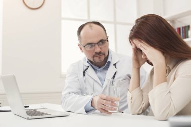 Hastanede doktor danışmanlık kadın