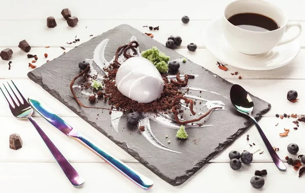 Rockshaped mousse restaurant dessert — Stockfoto