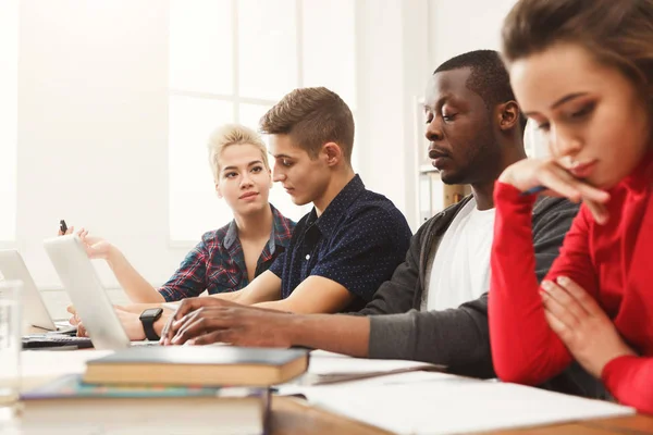 Compañeros de clase multiétnicos preparándose para los exámenes juntos — Foto de Stock